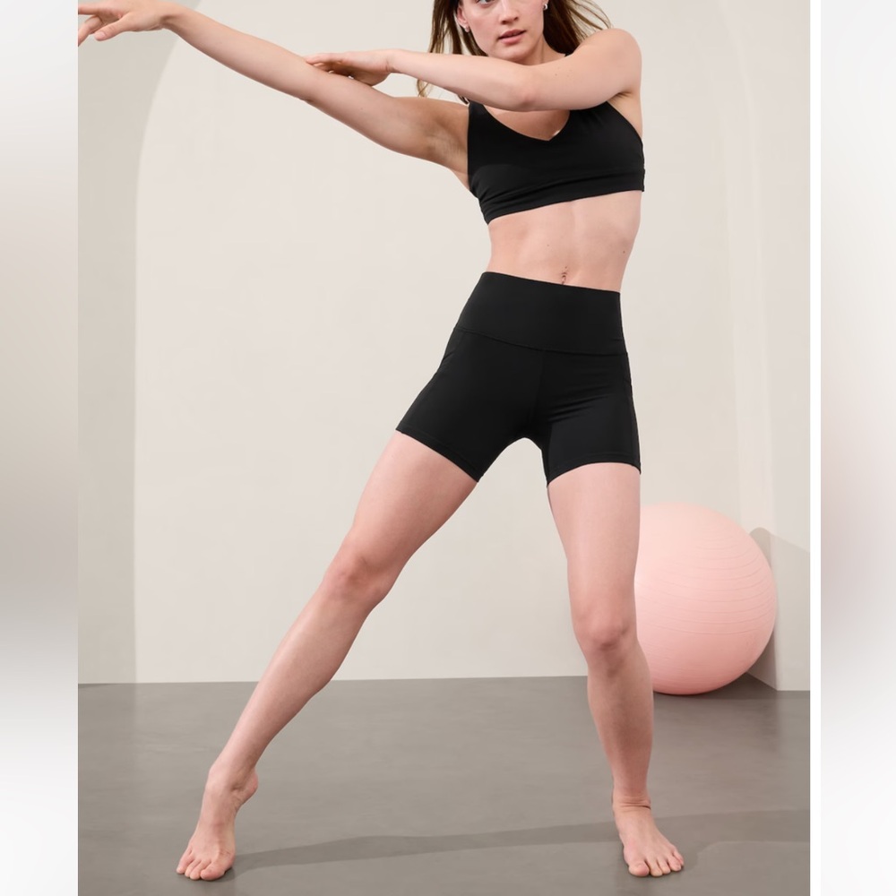 NWT Athleta Salutation Stash high rise 5” inch short with pockets